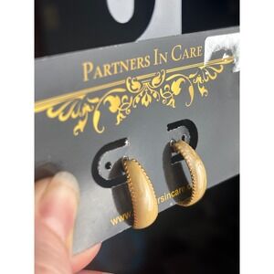 Vintage Gold Tone Cream Marbled Swirl Enamel Hoop Earrings